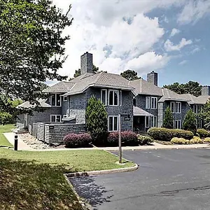https://stunning-2br-kingsmill-condo-in-williamsburg-va.williamsburghotelsusa.com