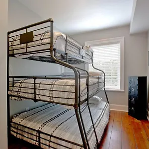 Newly Renovated 4 Bed 3 Bath And 2 Parking Spots Holiday home